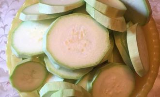 Нарезаем кабачки