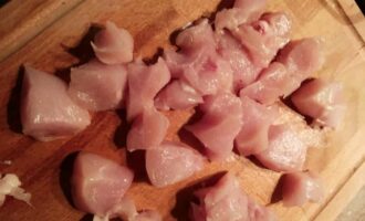 Куриную грудку режем на кусочки.