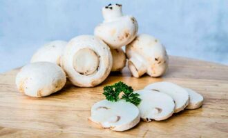 Нарезаем шампиньоны