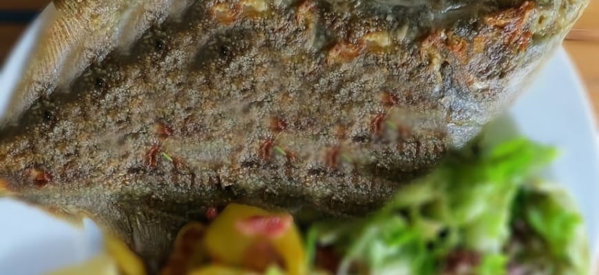 Камбала с луковым соусом