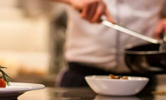 Повар готовит говядину порционными кусками