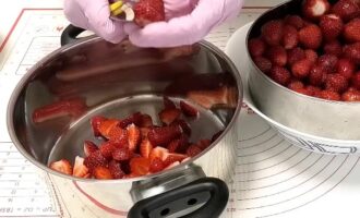 Подготавливаем ягоду
