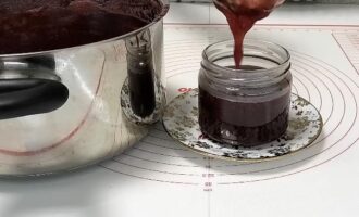 Разливаем джем по банкам