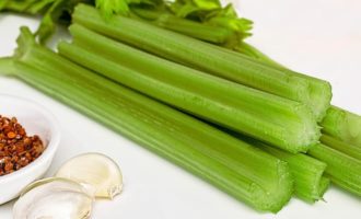Салат из зелени сельдерея